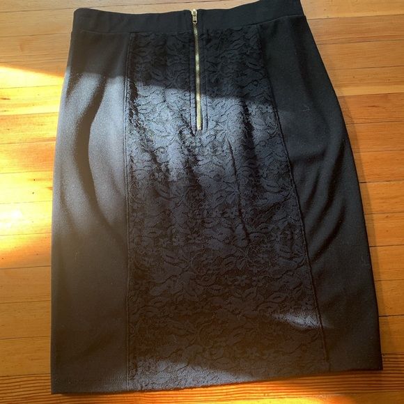 Black skirt with lace front insert - Picture 4 of 4
